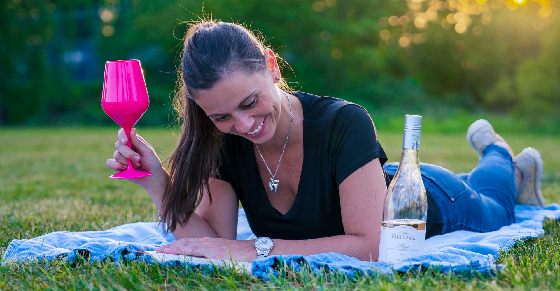 Marta s knížkou a růžovkou